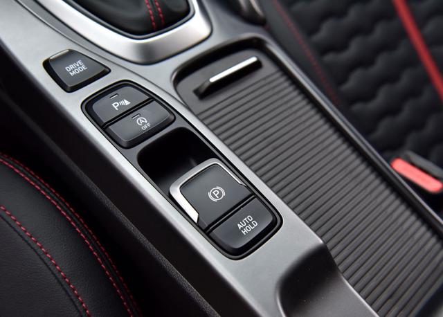 向上挑战一定会输？这台11万多起的运动轿车，加速真比宝马还快