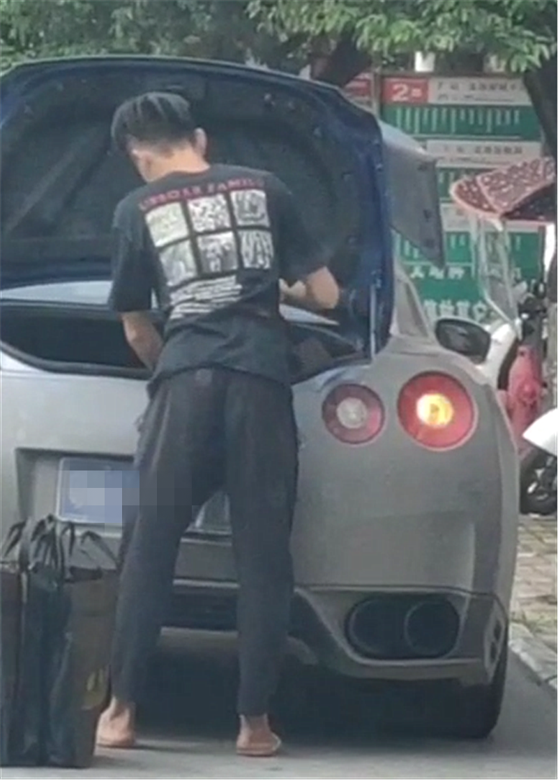 年轻人所追求的生活:一台日产GTR,出门穿拖鞋,挂连号车牌