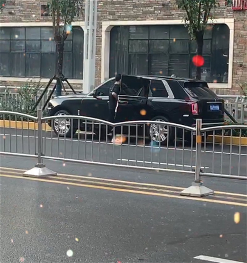 库里南现郑州,还是当地首台,车价790万,车主年纪不到30岁