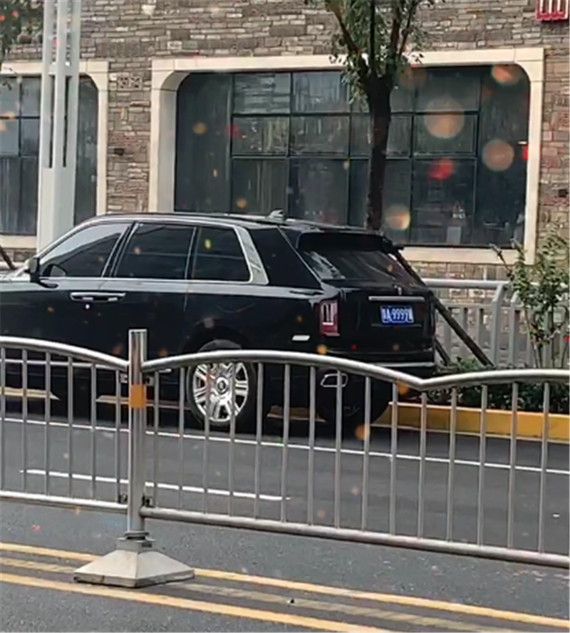 库里南现郑州,还是当地首台,车价790万,车主年纪不到30岁