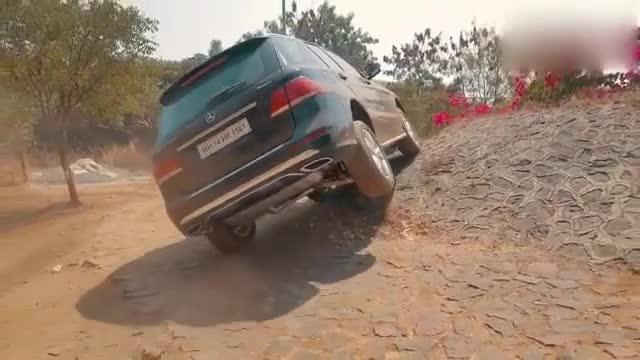 奔驰GLE450操控性能如何？越野场地跑一圈你心里就有数了