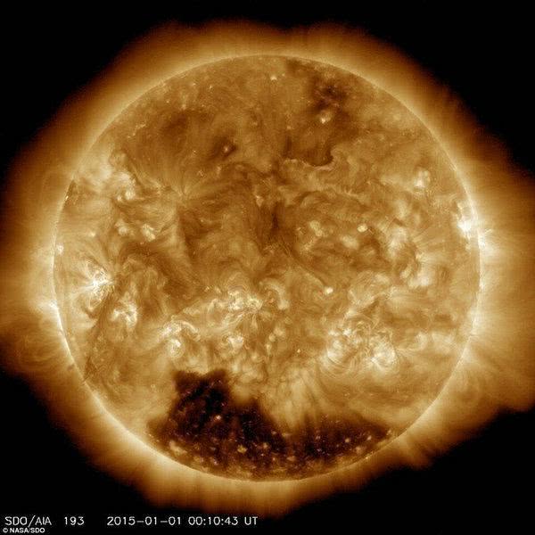 太阳表面惊现巨大黑洞、内部有外星人出入？