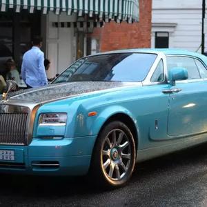 伦敦变身豪华车展现场，是汽车爱好者的盛宴，也让交管监督员开心