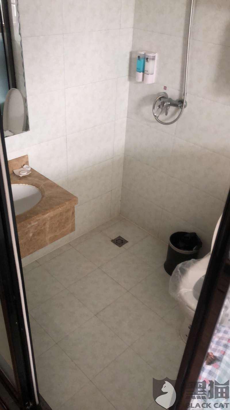 大连奈斯主题酒店没有任何防滑安全措施导致老