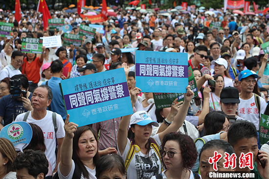 8月3日,团体“香港政研会”下午3时在维多利亚公园草地举行“希望明天”反暴力音乐会,表达对警队的支持。图为现场聚集大批民众,不少市民拿起“同声同气撑警察”横幅,众人一起为警察加油,希望香港警察撑下去,保护香港。 中新社记者 谢光磊 摄