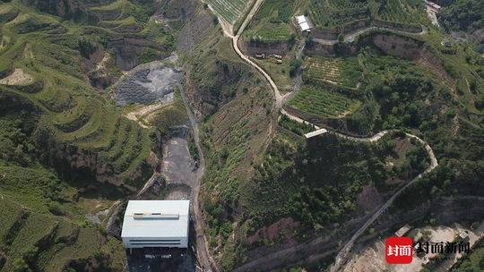 耿建平四心集团旗下洗煤厂，背后就是被他挖空的山体