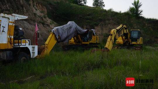 耿建平被捕后，用来非法采矿的设备被放在山间隐蔽处