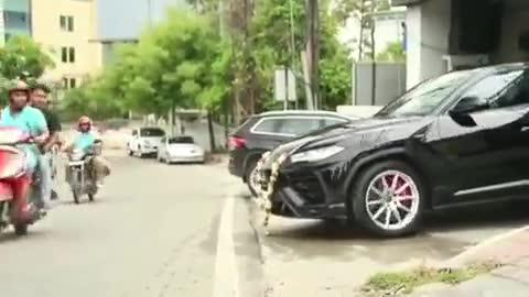 汽车视频：兰博基尼车头挂的是什么意思