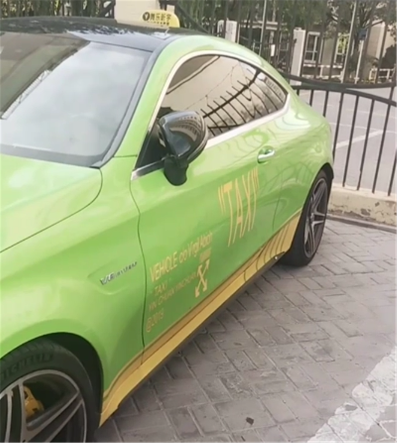 国内最“快”的一台出租车,外观是奔驰,4秒破百,起步价11元