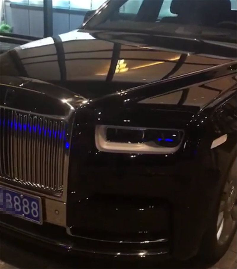 常州一大佬座驾,黑色劳斯莱斯幻影,车价940万,车牌才是重点