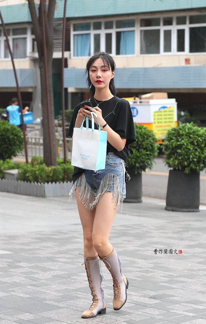 街拍:美女酷爱长筒靴,不分季节干超短裙美女图片