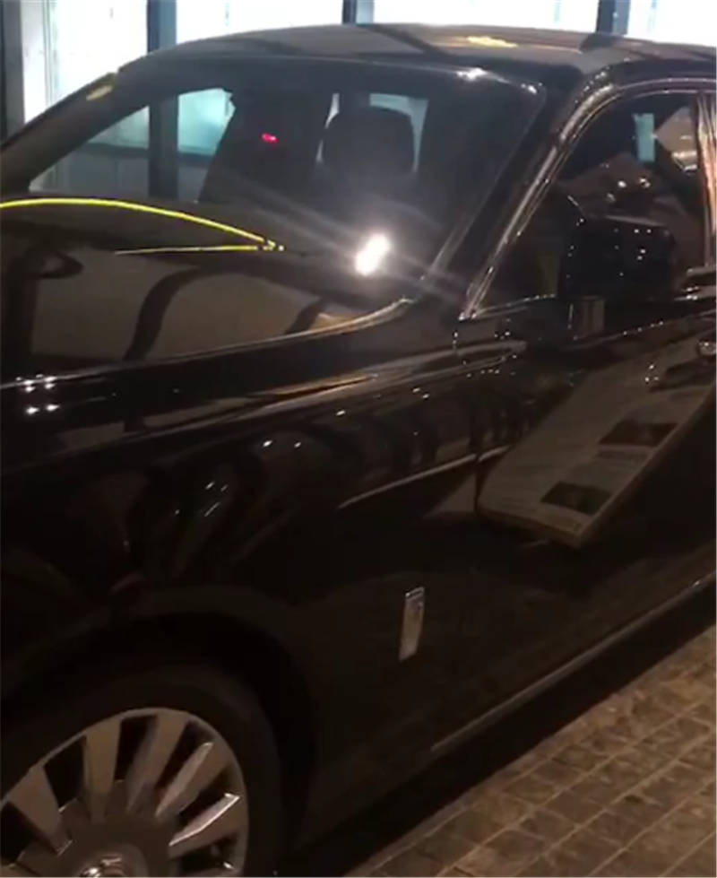 常州一大佬座驾,黑色劳斯莱斯幻影,车价940万,车牌才是重点