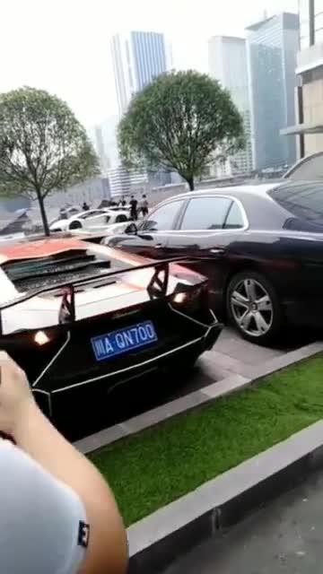 超跑兰博基尼倒车惹得众人围观，这剪刀门太霸气了。