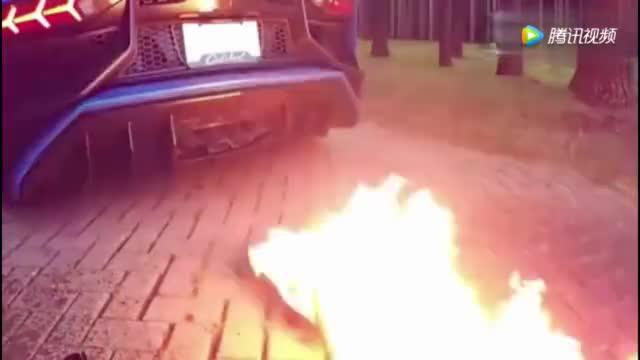 在兰博基尼超跑后放了一堆柴火