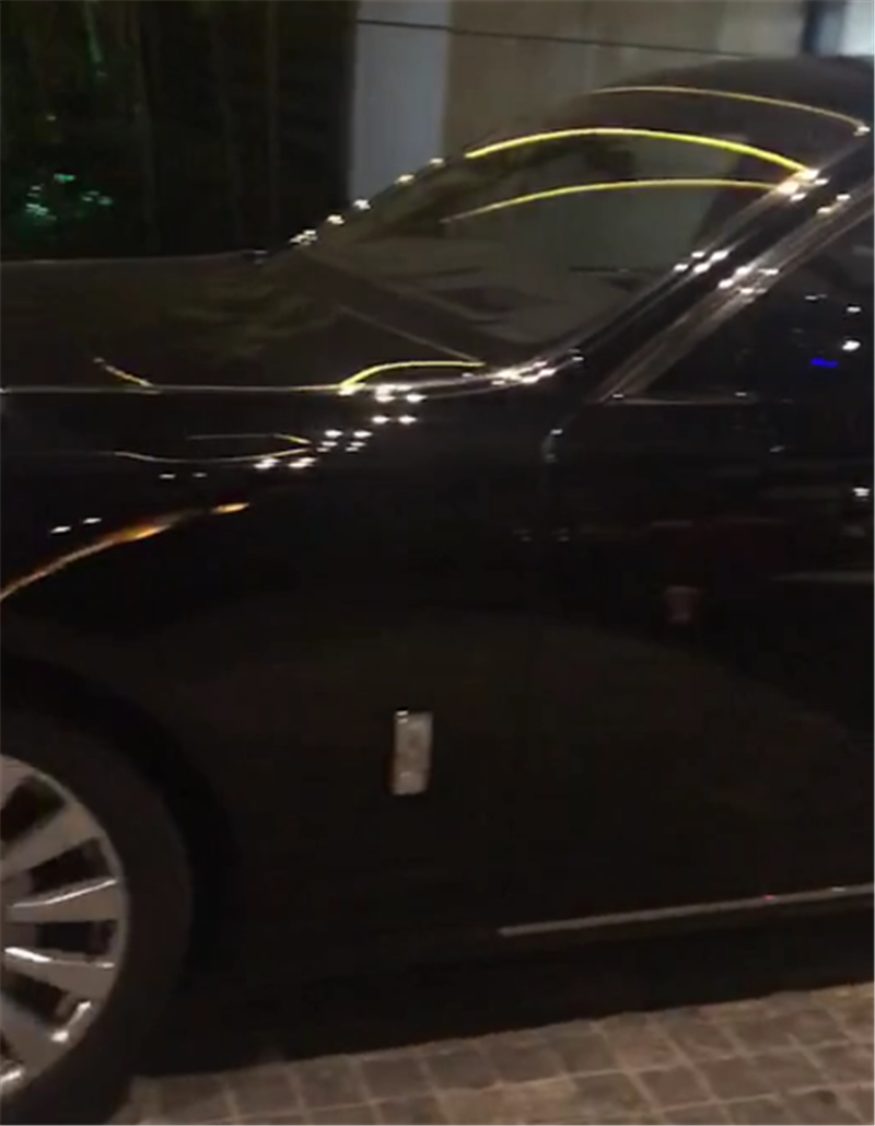 常州一大佬座驾,黑色劳斯莱斯幻影,车价940万,车牌才是重点