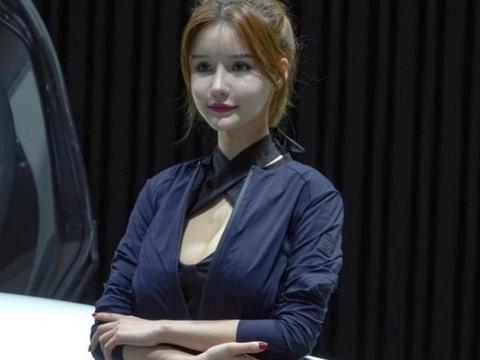 迈凯伦车展惊现“芭比娃娃”，豪车就是不一样，真没白来