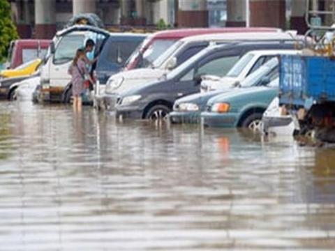西安下了一场暴雨，让新能源车主后悔不已：这是买了个祖宗啊