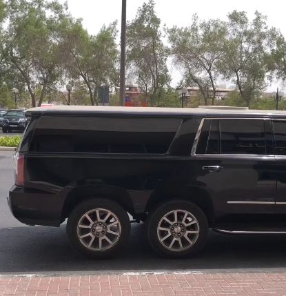 10米长的GMC房车现迪拜，排量8.0L，国内保有量为0，C1证开不了