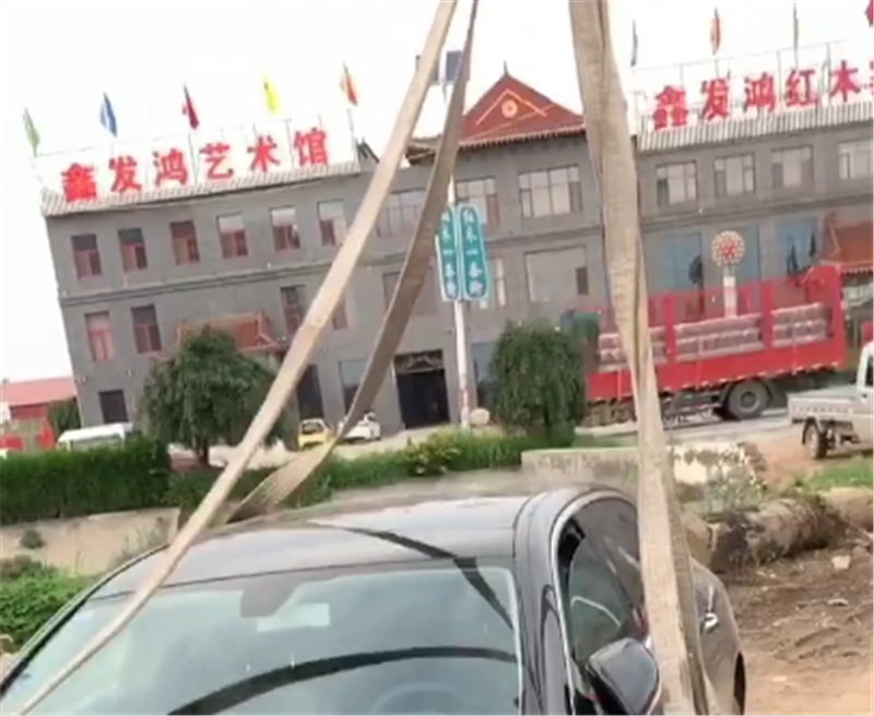 51万奔驰E级撞木桩,保险杠撞毁,引擎盖变形,维修上万元