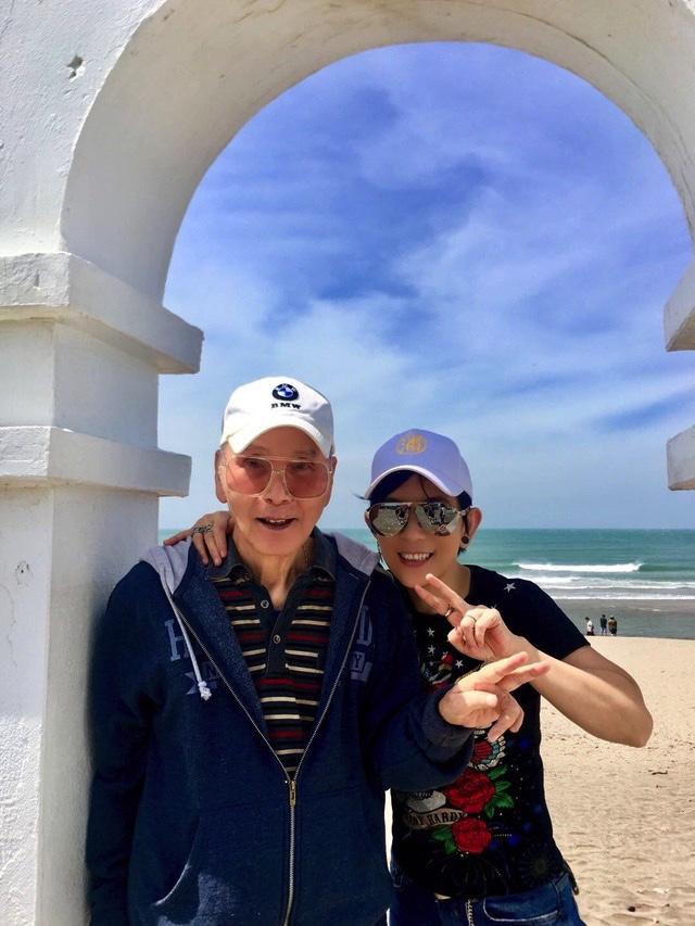 50岁潘美辰晒家人合照与哥哥形象反差大，四处登台身家丰厚仍未婚