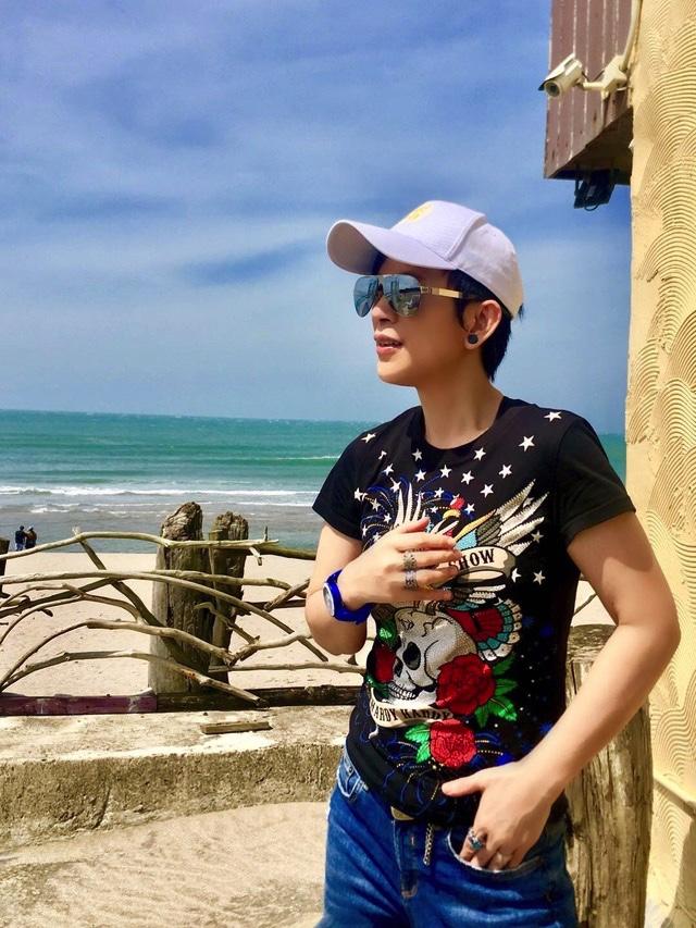50岁潘美辰晒家人合照与哥哥形象反差大，四处登台身家丰厚仍未婚