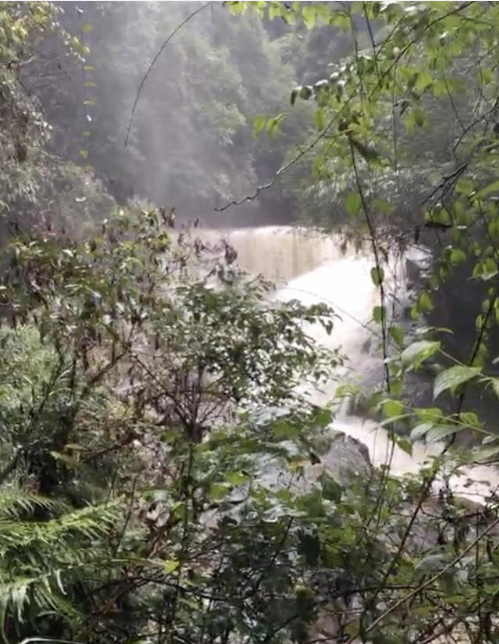 湖北鹤峰山洪幸存者讲述惊魂一幕:3秒钟河水到腰|山洪 湖北鹤峰山洪幸存者讲述惊魂一幕:3秒钟河水到腰|山洪