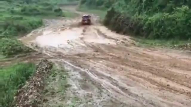 福特撼路者在这种烂泥巴路上随便霍霍，这越野性能真霸气！