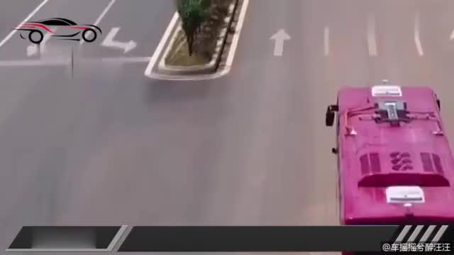 公交车为避行人蹭上百万劳斯莱斯，两车都没买保险，谁该负责任