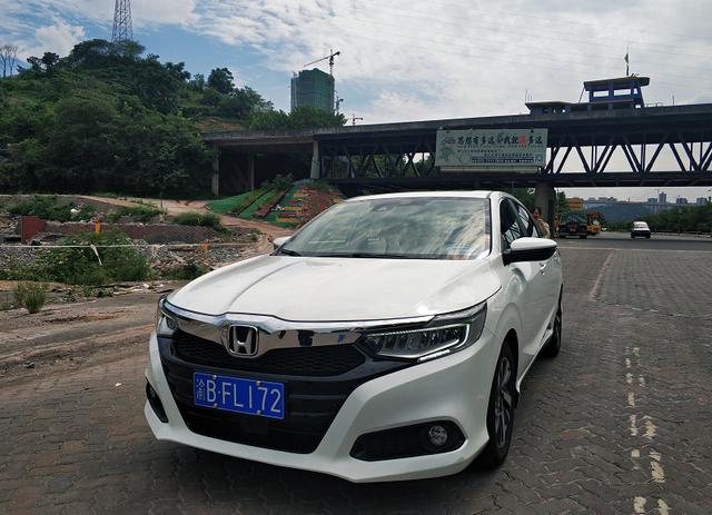 看到抖音网红范的家轿车,年轻人就受不了了?