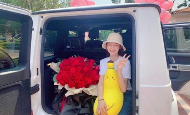 杜海涛七夕求婚成功，沈梦辰晒鲜花豪车直言爱对了人，太甜了