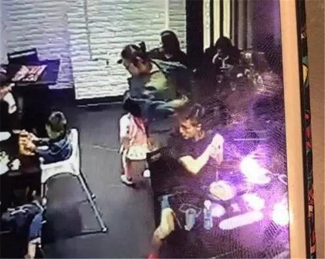 女娃在饭店喧哗被邻桌学生 欺负 宝妈把经过发网上