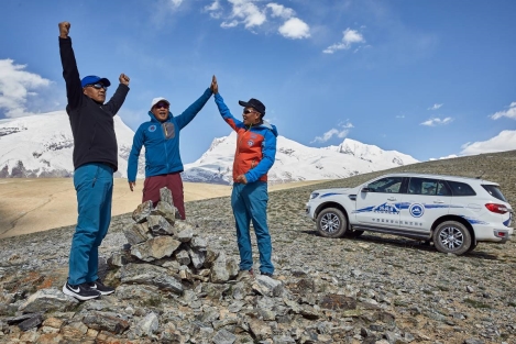 撼路者与国家登山队深入南疆探秘冰川之父