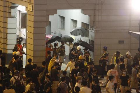 图为6日晚暴乱分子冲击深水埗警署（图：《大公报》）