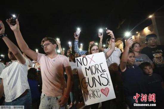 当地时间2019年8月3日，美墨边境，数百民众在墨西哥华雷斯和美国得州埃尔帕索一带的美墨边境，点燃蜡烛、用手机照明守夜，悼念埃尔帕索购物中心枪击案遇难者，呼吁美国政府严格控枪。