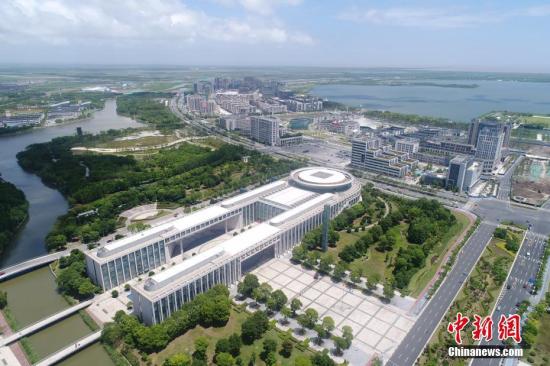 据方案,临港新片区的发展目标,到2025年,建立比较成熟的投资贸易自由化便利化制度体系,打造一批更高开放度的功能型平台,集聚一批世界一流企业,区域创造力和竞争力显著增强,经济实力和经济总量大幅跃升。张亨伟 摄