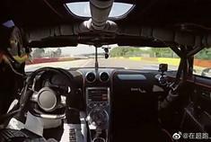 科尼塞克one1：先让保时捷跑两圈，超它只需要一脚油门的事！