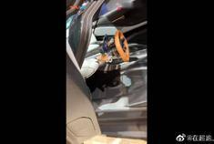 阿斯顿马丁的内饰长得可真是奇怪，连方向盘都这么特立独行。
