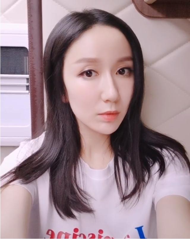 娄艺潇又“整容”了？近照鼻梁高的吓人，网友：非要整成网红脸吗