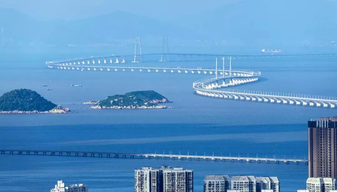 在最酷的网红打卡地，感受一次浪漫驾驶之旅