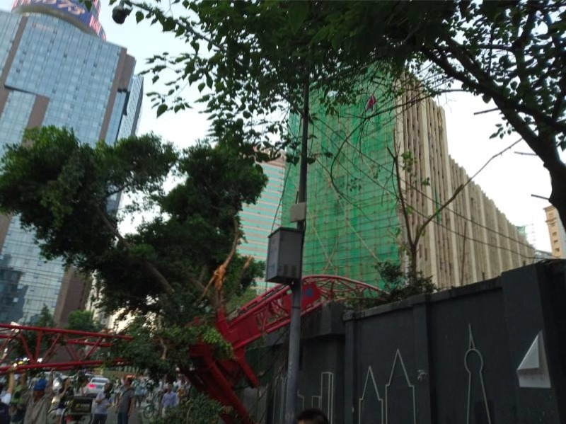 吊车吊臂“破墙而出”。 目击者供图