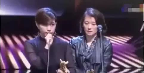 台湾导演傅榆（左）在金马奖发表获奖感言