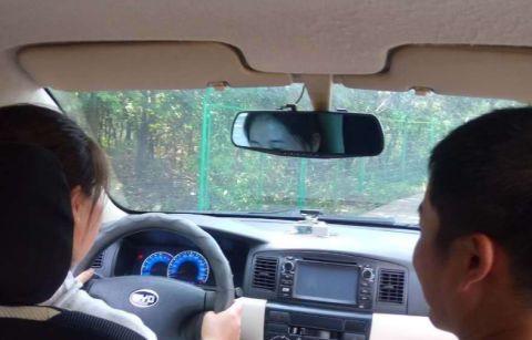 为啥一般人开车要比老司机费油3成？终于听到实话：偷油键扣了