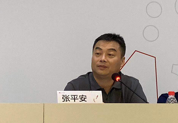 华为终端云服务总裁张平安在接受记者采访
