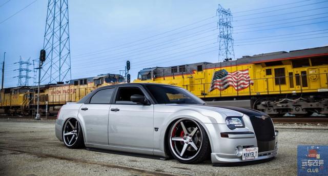 5.7L HEMI V8的自吸乐趣就在此!克莱斯勒300C HEMI!