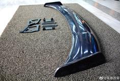 保时捷 718Boxer加装大尾翼完工。更增运动气息。