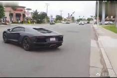 前方遇到一条马路牙子，来看看保时捷是怎么过去的吧。