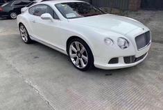 2016款 宾利GT W12 6.0T 白色 红米双色内 两门四座 无钥匙进入