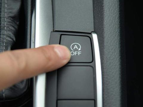 为啥一般人开车要比老司机费油3成？终于听到实话：偷油键扣了