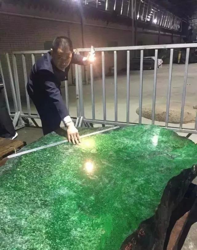 1吨满绿翡翠原石贵到没人敢买堪称天价帝王绿此生一见足矣