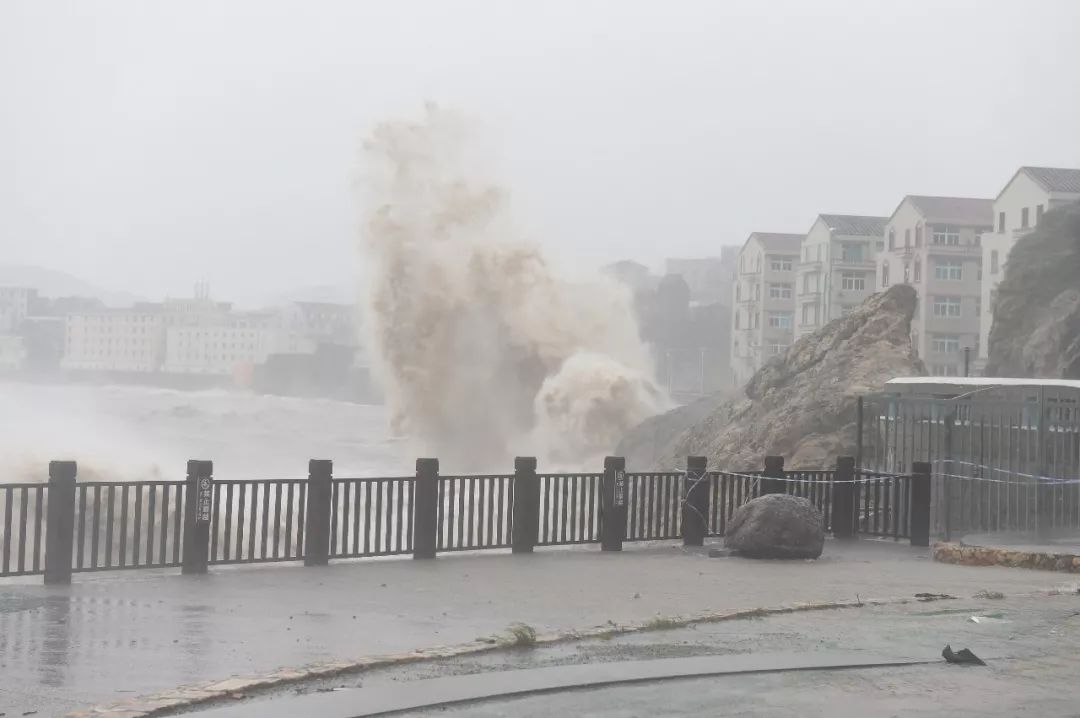 △9日，超强台风“利奇马”逼近，温岭石塘掀起10余米巨浪。
